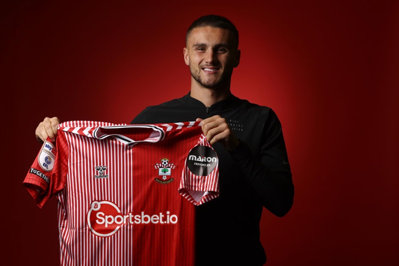 Gia nhập Southampton - Nơi Harwood-Bellis trở thành thủ lĩnh không cần đeo băng đội trưởng